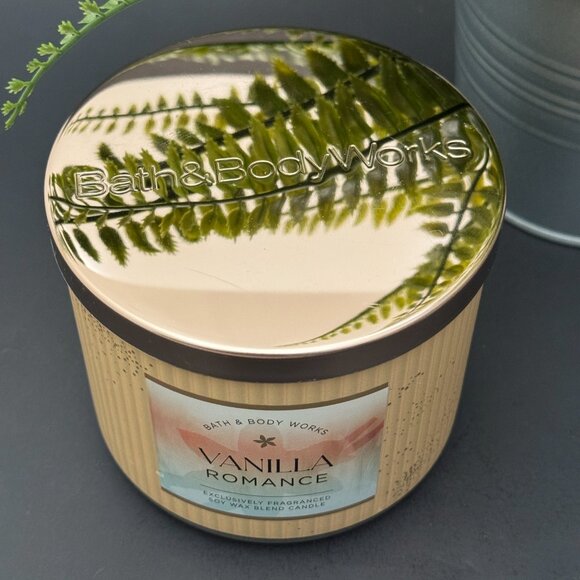 BBW Vanilla Romance Bath & Body Works 3 Wick Candle - Picture 4 of 10